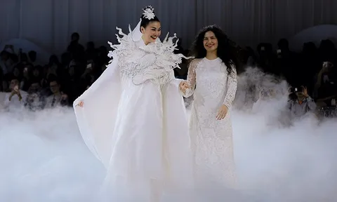 Thanh Hằng thần thái catwalk trong nền nhạc 'Trên đỉnh phù Vân'